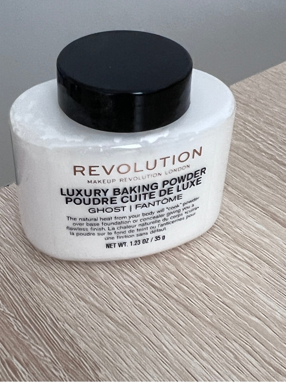 Revolution Luxury Baking Powder - Ghost White with Black Cap